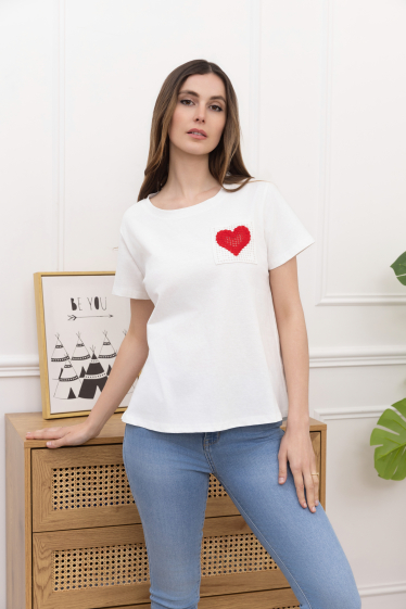 Grossiste Inspiration Studio - T-shirt en coton avec poche en crochet ornée d'un cœur.