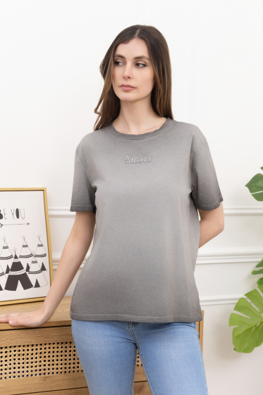Großhändler Inspiration Studio - T-Shirt aus gewaschener Baumwolle mit geprägtem „Amour“-Motiv.