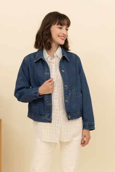 Wholesaler Inspiration Studio - Denim jacket, short cut, shirt collar.