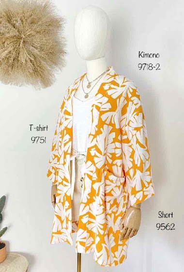 Wholesalers Inspiration Studio - Kimono jacket with 3/4 sleeve and two patch pockets on the front.