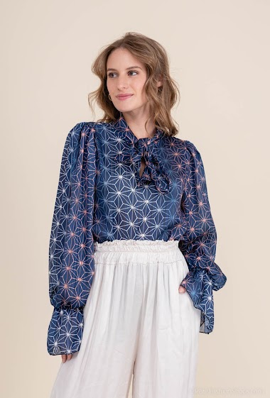 Mayorista INSTA GIRL - Voile blouse with ruffled neckline and scarf print