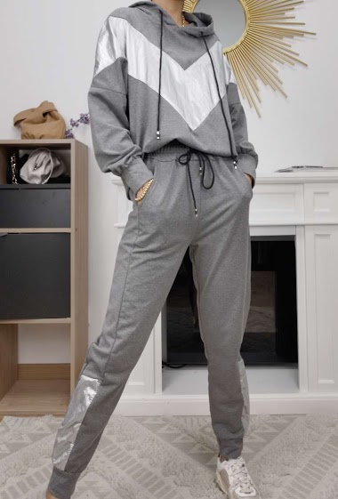 The tracksuit set with pocket and cord