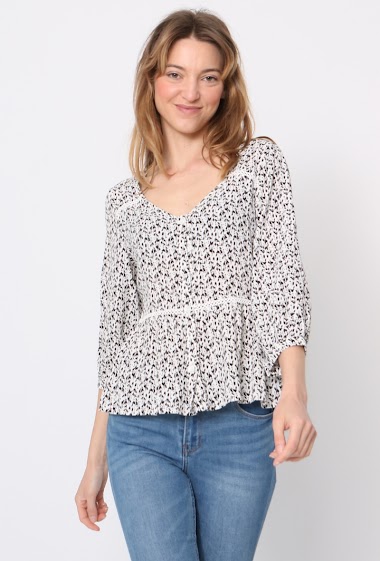 Wholesaler JCL Paris - Floral blouse, buttoned all the way, detail on the shoulders
