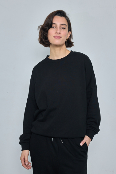 Grossiste JCL Paris - C'est un sweat-shirt classique à col rond de couleur noir