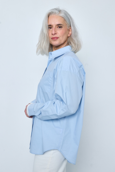 Mayorista JCL Paris - Una camisa elegante y atemporal en tejido azul claro con puños blancos en contraste. Presenta cuello tradicional y bolsillo en el pecho