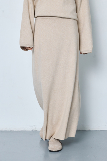 Wholesaler JCL Paris - Mid-length skirt in beige mesh. Its elastic waistband ensures a comfortable fit