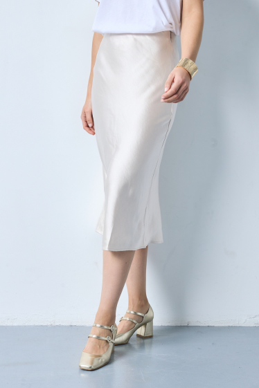 Wholesaler JCL Paris - Off-white satin midi skirt with zip fastening