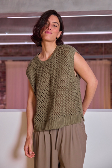 Wholesaler JCL Paris - Khaki sleeveless jumper. Knit fabric with twisted pattern. comfortable