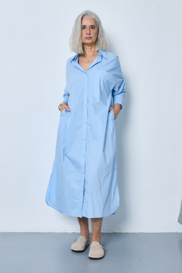 Großhändler JCL Paris - Langes Hemdblusenkleid in Hellblau mit klassischem Kragen und durchgehendem Knopfloch
