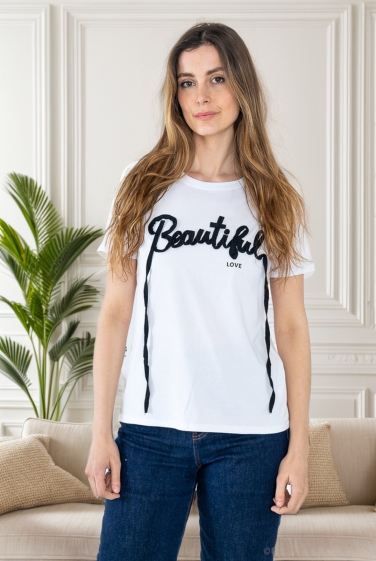 Grossiste J&H Fashion - T-shirt en coton avec ruban BEAUTIFUL et fleur 3d  à perle