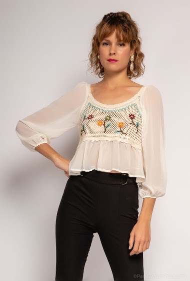 Großhändler Jolio & Co - Cropped blouse with crochet and flower pattern