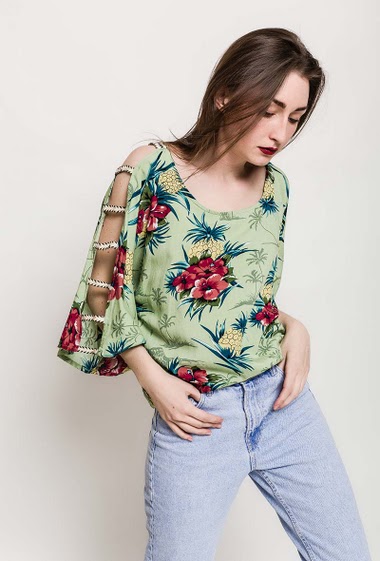 Großhändler Jöwell - Printed top with cut-out sleeves