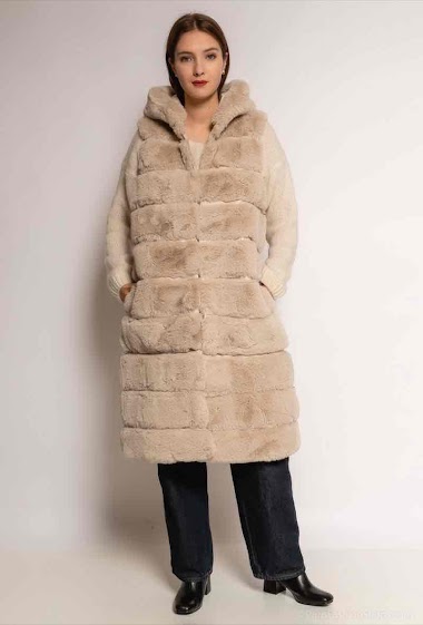 Sleeveless synthetic fur coat