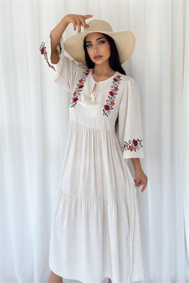 Großhändler JUNE BOUTIQUE - Ecrufarbenes Kleid mit Leineneffekt und bestickten Blumen