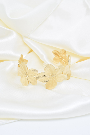 Grossiste Kapyco - Bracelet jonc fleur en acier inoxydable doré