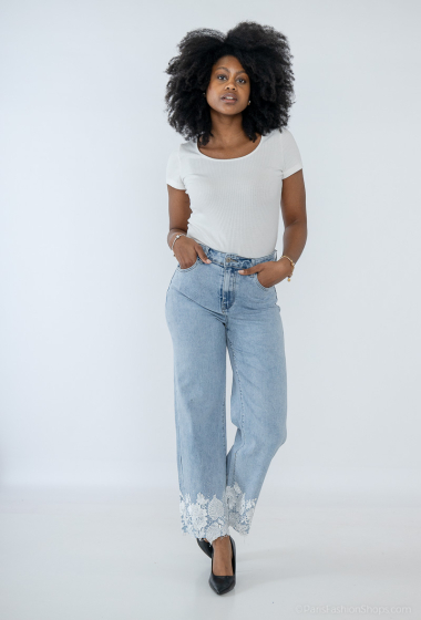 Mayorista Kathy Jeans - jeans crop de pernera ancha con encaje y cristales