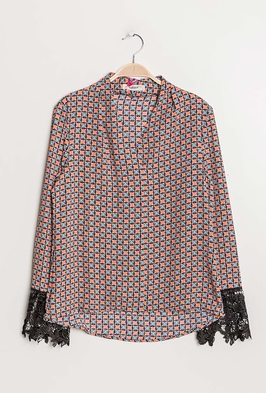 Patterned blouse with lace