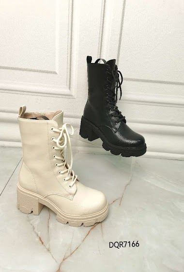 Low heel boots