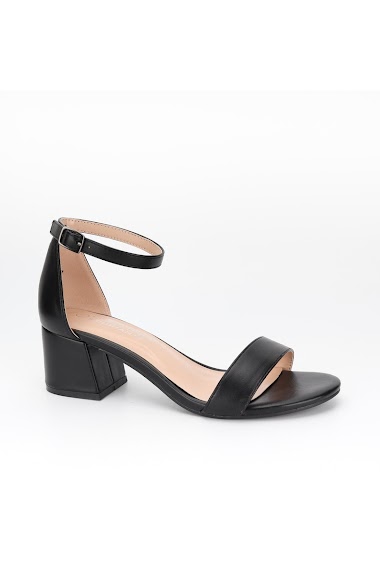 Low-heeled sandals