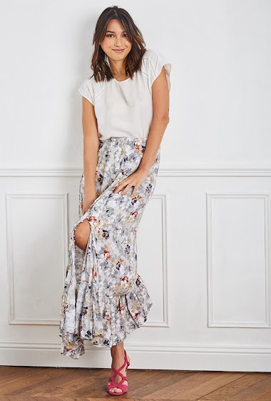 Airy pleated and buttoned skirt, with print and slit.