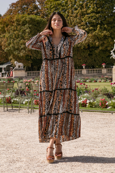 Grossiste Last Queen - Maxi robe longue à imprimé animalier LUREX  avec dentelle boutonnée devant