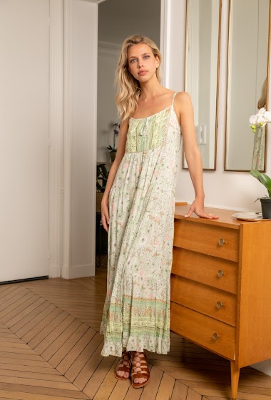 Wholesaler Last Queen - Long dress with thin straps with bohemian print and strings.