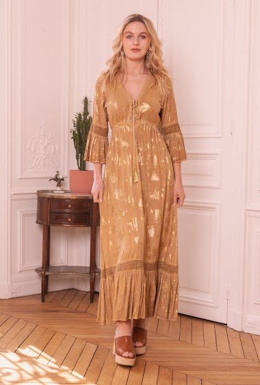 Vestido largo estampado con efecto dorado, escote en pico con tirante