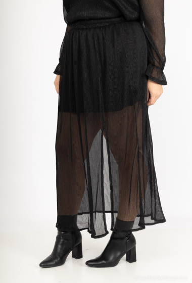Wholesaler Lilie Plus - The long skirt is made of a plus size metallic pleated fabric