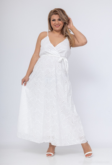 Grossiste Lilie Plus - robe blanche longue avec un motif ajouré en broderie anglaise grande taille