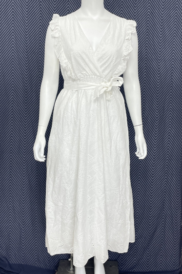 Grossiste Lilie Plus - robe longue présente un style féminin en broderie anglaise grande taille