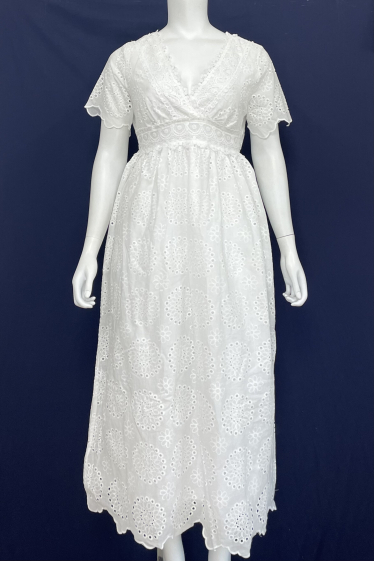 Grossiste Lilie Plus - robe longue blanche avec un motif à œillets brodés grande taille