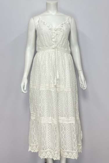 Grossiste Lilie Plus - Robe longue en dentelle blanche avec des détails ajourés  grande taille