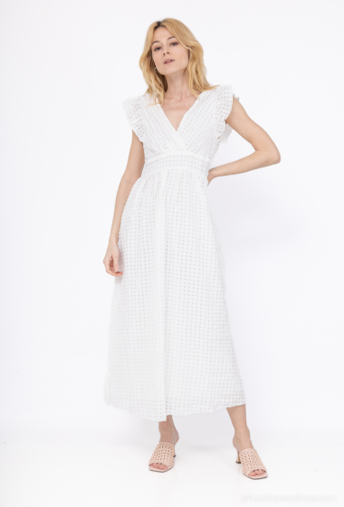 Grossiste Lilie Rose - maxi robe blanche est confectionnée avec un tissu texturé.