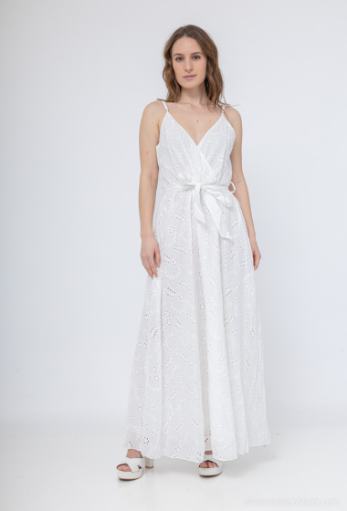 Grossiste Lilie Rose - robe blanche longue avec un motif ajouré en broderie anglaise