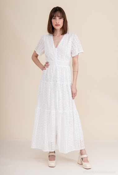 Großhändler Lilie Rose - Das lange weiße Kleid ist in englischer Stickerei gefertigt