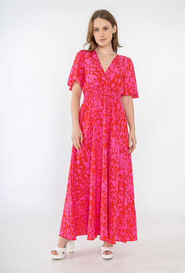 Grossiste Lilie Rose - robe longue cache-cœur avec un imprimé abstrait rose et rouge.