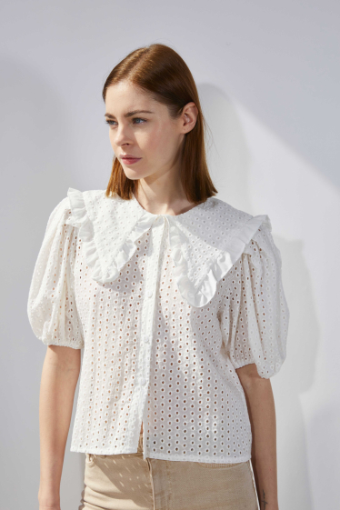 Wholesaler ELLI WHITE - Perforated peter pan necked blouse