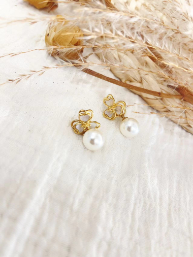 Wholesaler Lolilota - earring dangling mother-of-pearl flower and faux pearl in steel