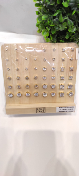 Grossiste Lolo & Yaya - 24 paires boucles d’oreilles puces diamants sur présentoir