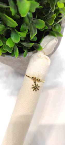 Großhändler Lolo & Yaya - Zeitloser Ring mit Blumenanhänger aus Edelstahl
