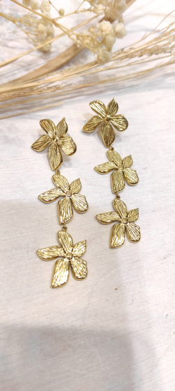 Wholesaler Lolo & Yaya - Dionyse triple flower earrings in stainless steel