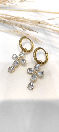 Grossiste Lolo & Yaya - Boucles d’oreilles croix diamant en acier inoxydable