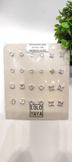 Grossiste Lolo & Yaya - Boucles d'oreilles en acier sur présentoir offert, 3,50€/pcs