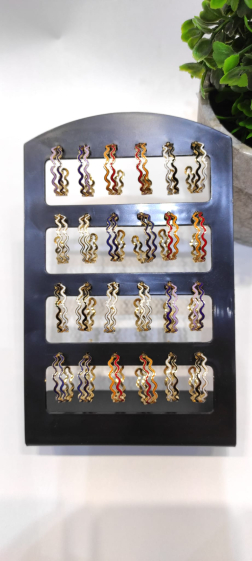 Wholesaler Lolo & Yaya - Steel earrings on free display, €3.90/pcs
