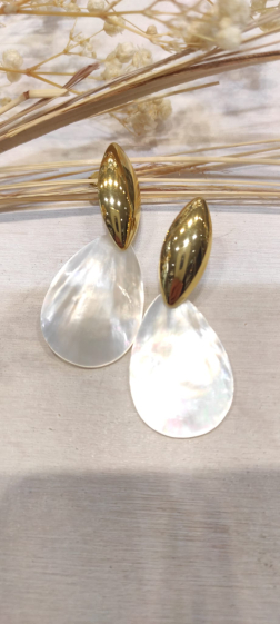 Wholesaler Lolo & Yaya - Rida mother-of-pearl earrings in stainless steel