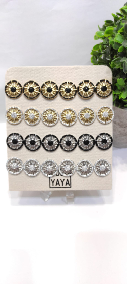 Wholesaler Lolo & Yaya - Rhinestone chip earrings on free display