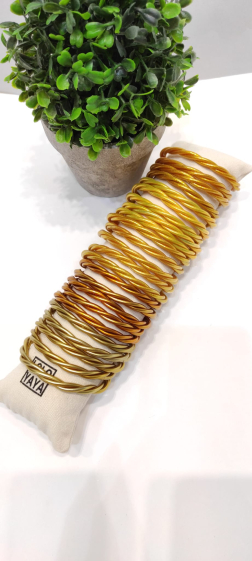 Wholesaler Lolo & Yaya - Twisted Buddhist bangle bracelet on free display