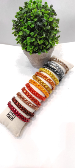 Wholesaler Lolo & Yaya - Braided Buddhist bangle bracelet on free display