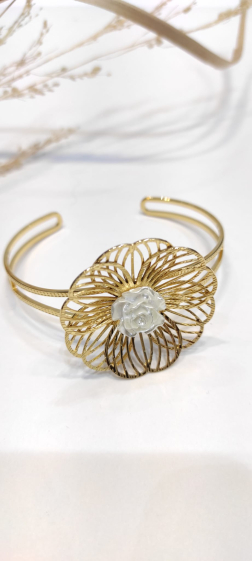 Wholesaler Lolo & Yaya - Rigid mother-of-pearl flower bangle bracelet in stainless steel