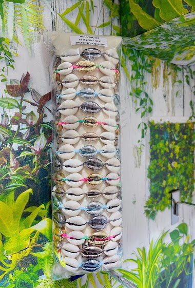 Grossiste Lolo & Yaya - Bracelets coquillage fantaisie 16pcs sur boudin offert, 2,50€/pcs